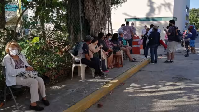 Los abuelitos hicieron fila para recibir la dosis