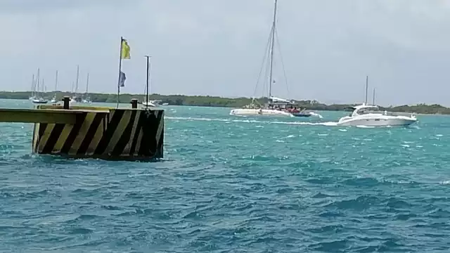 Los turistas puede llegar a Isla Mujeres abordando un ferry desde Cancún, mientras admiran el cielo y el mar azul