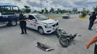 El taxi y la motocicleta fueron llevadas al corralón de la Secretaría de Seguridad Pública de Cozumel