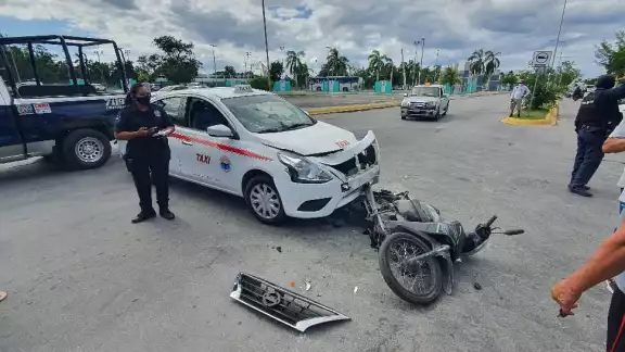 El taxi y la motocicleta fueron llevadas al corralón de la Secretaría de Seguridad Pública de Cozumel El taxi y la motocicleta fueron llevadas al corralón de la Secretaría de Seguridad Pública de Cozumel