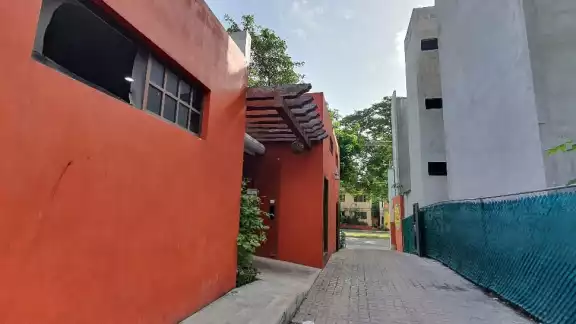 El restaurante está junto a un edificio abandonado, por lo que el dueño asegura que por ahí entrar los ladrones a su negocio