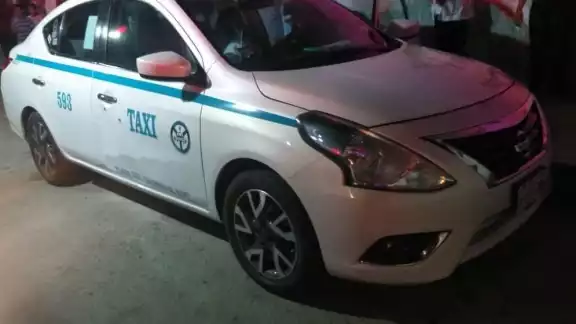 Este es el vehículo donde murió el taxista en Playa del Carmen Este es el vehículo donde murió el taxista en Playa del Carmen