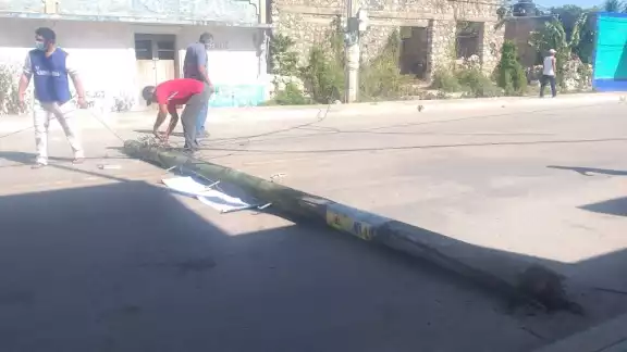 Tras no calcular la altura del vehículo el tráiler derribó postes de servicios de telefonía y televisión por cable Tras no calcular la altura del vehículo el tráiler derribó postes de servicios de telefonía y televisión por cable