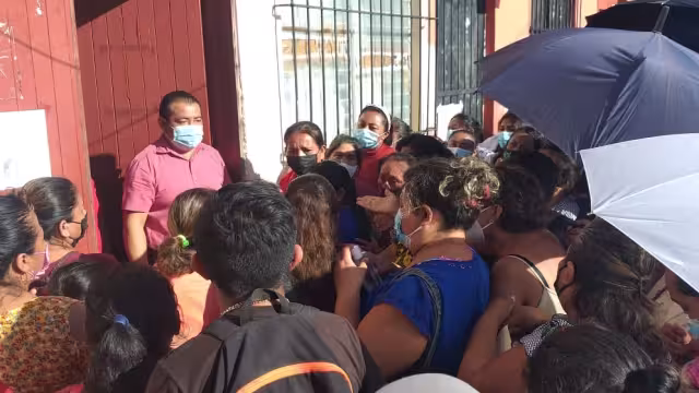 El encargado del banco tuvo que salir a hablar con las personas que expresaban su descontento con el servicio