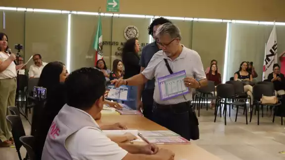 Todos los centros de votación facilitarán el acceso y el voto a los ancianos y personas con discapacidades Todos los centros de votación facilitarán el acceso y el voto a los ancianos y personas con discapacidades