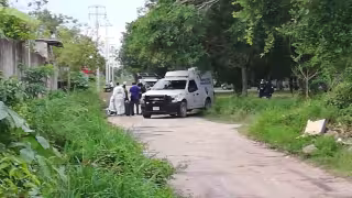 El ahora occiso vestía un short negro con una franja anaranjada, tenis blancos y no tenía camisa