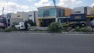 Conductor choca contra poste de alumbrado público en la colonia Paseos de Opichén