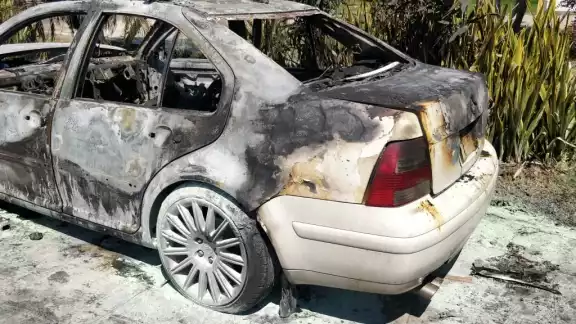 El conductor se percató que salía humo del auto en el fraccionamiento Gran Santa Fe