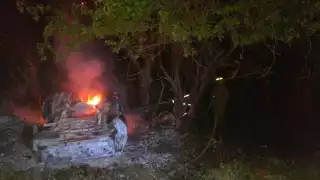 La camioneta fue consumida por el fuego