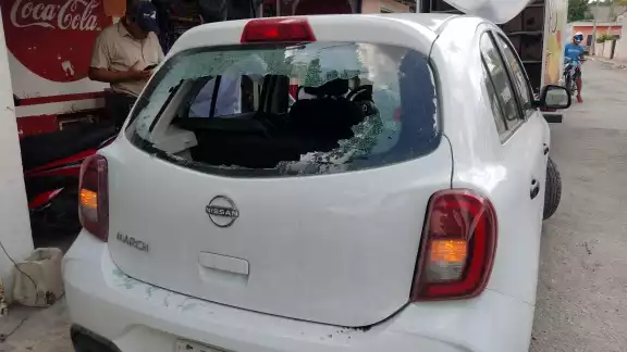 El auto del cobratario quedó gravemente dañado El auto del cobratario quedó gravemente dañado
