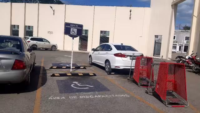 Piden a los conductores tener consideración con el área exclusiva para personas con alguna discapacidad.