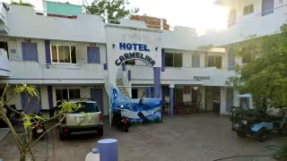 Isla Mujeres divide su turismo: grandes hoteles llenos y pequeños con despidos