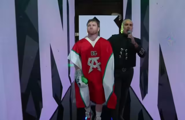Canelo Álvarez ingresa al ring en compañía de Alejandro Fernández
