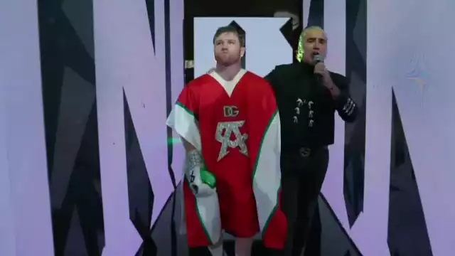 Canelo Álvarez ingresa al ring en compañía de Alejandro Fernández