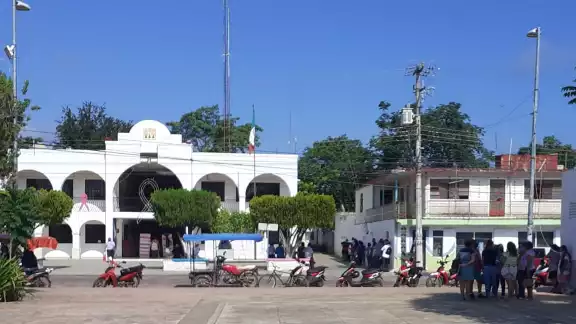 Los burócratas de la nueva administración esperaron afuera del Palacio Municipal de José María Morelos el pago de sus sueldos