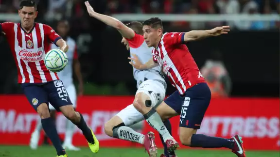 Dos polémicas expulsiones por bando en el primer tiempo estancaron un juego que había inciado con un gol anulado de Brizuela.
