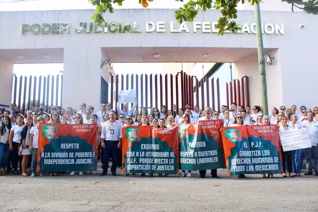 Cerca de 150 trabajadores del Poder Judicial de la Federación en Yucatán participaron en la protesta