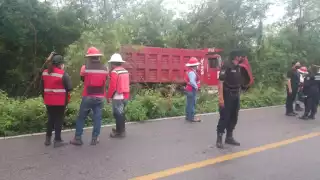 El volquetero fue atendido por paramédicos de una ambulancia