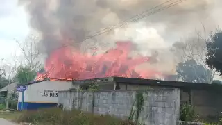 Sólo bastaron cinco minutos para que las llamas consumiera en su totalidad el inmueble