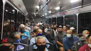 Los abuelitos fueron llevados en camiones hacia la terminal marítima