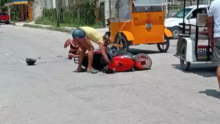 En motociclista invadió el carril del vehículo, lo que causó el choque y la caída de la moto