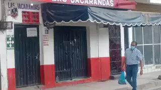 Las Jacarandas fue el primer negocio en ser cerrado, donde los clientes fueron desalojados luego de pagar la cuenta