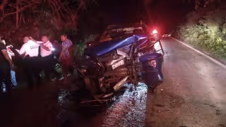 Tractor sin luces provoca aparatoso accidente en la carretera Hopelchén-El Arco; hay un lesionado