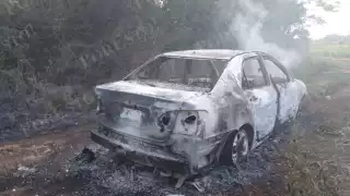 El automóvil tenía un cuerpo calcinado dentro