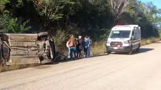 Vuelcan maestras en la autopista Hecelchakán-Bolonchén de Rejón; hay dos lesionadas 