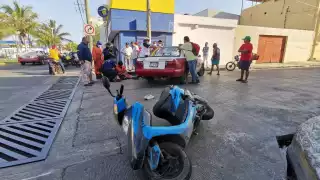 Taxi atropella a dos motociclistas en la colonia Morelos en Ciudad del Carmen
