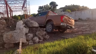 El automóvil fue llevado al corralón de Tránsito en Escárcega, entretanto el conductor permanece detenido