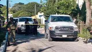 Una camioneta militar resguarda la entrada a la calle donde se llevó a cabo la inspección a un predio