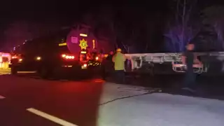 El chofer reportó que el incendio se originó en el eje de una llanta del remolque