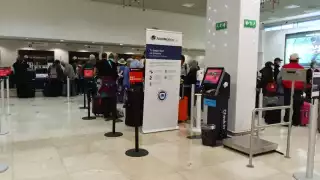Los pasajeros del vuelo de Aeroméxico, acudieron al módulo de la compañía en el aeropuerto de Mérida para pedir soluciones