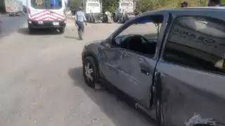 El auto carecía de seguro pero llegó el ajustador del seguro del tractocamión para tratar de resolver el problema