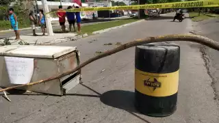 En la intersección del Circuito Colonia y la calle 27 un repartidor en moto trató de pasar por la fuerza y los manifestantes se lo impidieron