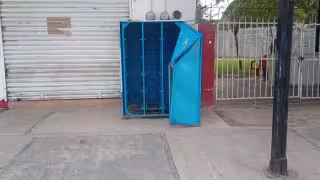 Los dueños de la tienda se dieron cuenta del robo cuando un vecino les dio aviso de lo que había sucedido