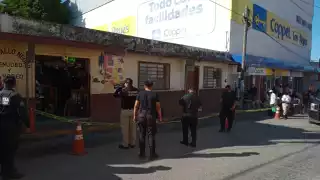 El sitio fue acordonado y el cuerpo tapado en lo que se esperaba el arribo de elementos del ministerio público, PEI y Servicio Médico Forense (Semefo) 