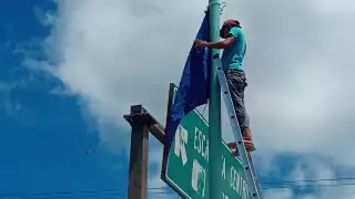 Autoridades están colocando banderas azules para invitar a la población a prevenirse