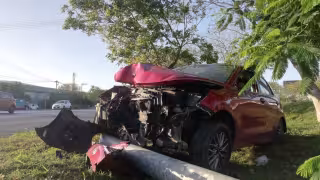 Paramédicos atendieron a la mujer, ya que presentó heridas y golpes contusos