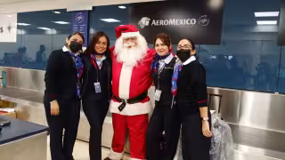 Humberto Perera Villalobos, quien labora en el Aeropuerto de Mérida, estuvo detrás del disfraz de Santa Claus