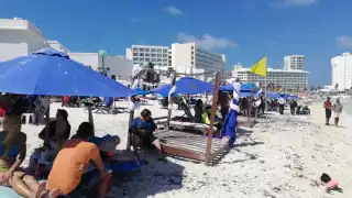 Más de 100 palapas se encontraban ocupadas por bañistas en playa Delfines