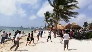 familias y visitantes disfrutan de las playas de Cancún