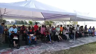 Los abuelitos esperan ser vacunados este miércoles