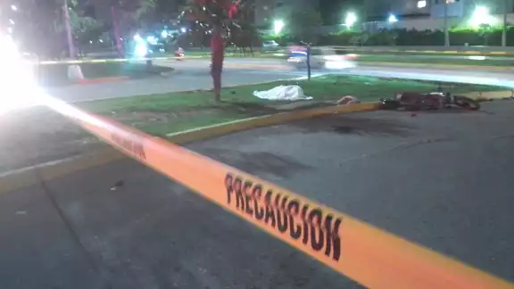 El cuerpo quedó tirado sobre el camellón por la fuerza del impacto El cuerpo quedó tirado sobre el camellón por la fuerza del impacto