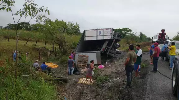 Un tráiler impactó contra un vehículo en la carretera Villahermosa-Escárcega Un tráiler impactó contra un vehículo en la carretera Villahermosa-Escárcega