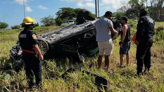 Con apoyo de una grúa de la SSP, lograron sacar el vehículo de la hondonada de la carretera Mérida-Progreso Con apoyo de una grúa de la SSP, lograron sacar el vehículo de la hondonada de la carretera Mérida-Progreso