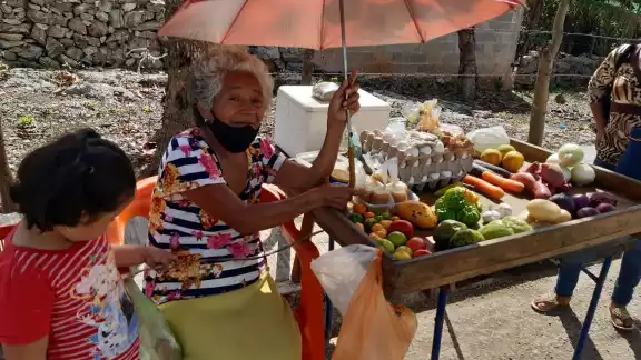 Gregoria Uc se dedica a la venta de frutas y verduras en frente de ladrones, según el testimonio de un residente Gregoria Uc se dedica a la venta de frutas y verduras en frente de ladrones, según el testimonio de un residente