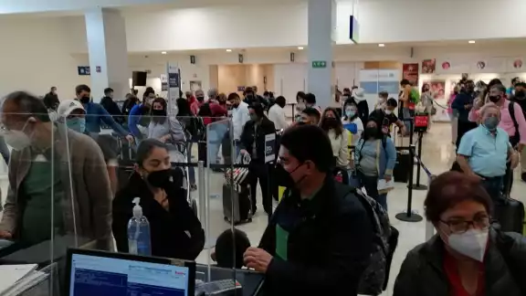A nivel nacional, la aerolínea tuvo que suspender 38 vuelos el día de ayer. La regularización de salidas y llegadas podría tardar hasta 10 días A nivel nacional, la aerolínea tuvo que suspender 38 vuelos el día de ayer. La regularización de salidas y llegadas podría tardar hasta 10 días