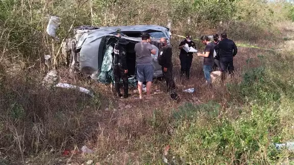 El auto terminó con varios daños El auto terminó con varios daños